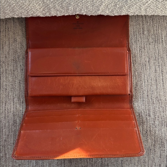 Louis Vuitton brown Epi Sarah wallet nice used condition. - Picture 7 of 12